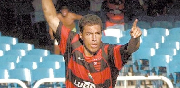 Atacante Dimba, ex-Brasiliense, Botafogo e Flamengo, vira hit no YouTube - Divulgação