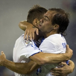 Federico Insua, do Velez Sarsfield, é abraçado por companheiro após marcar na vitória por 3 a 0 contra o Iquique, pela Libertadores - AP Photo/Eduardo Di Baia