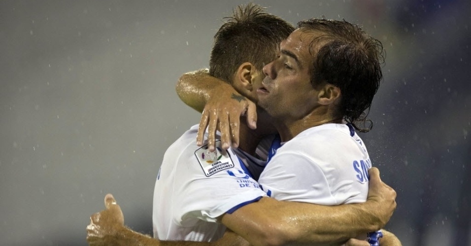 Federico Insua, do Velez Sarsfield, é abraçado por companheiro após marcar na vitória por 3 a 0 contra o Iquique, pela Libertadores - AP Photo/Eduardo Di Baia