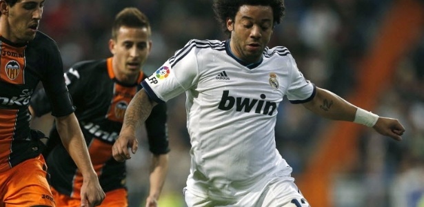 Marcelo domina bola na partida do Real Madrid contra o Valencia - EFE/JuanJo Martín