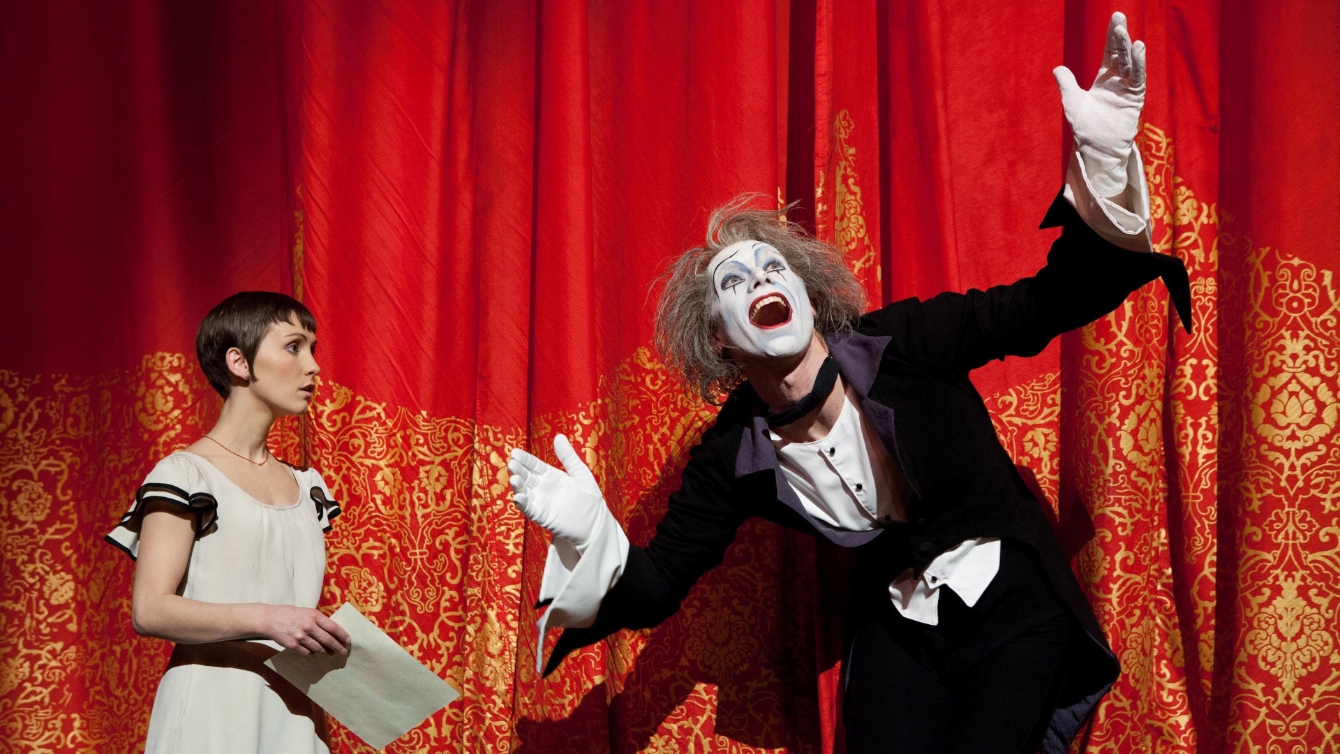 Mestre de cerimônias do espetáculo "O", Eugen (papel do mímico Benedict Nigro) conduz a personagem Mia (vivida por Erica Linz) pelos sete mundos do Cirque du Soleil, representados pelos sete espetáculos da trupe em Las Vegas - Divulgação/Paramount