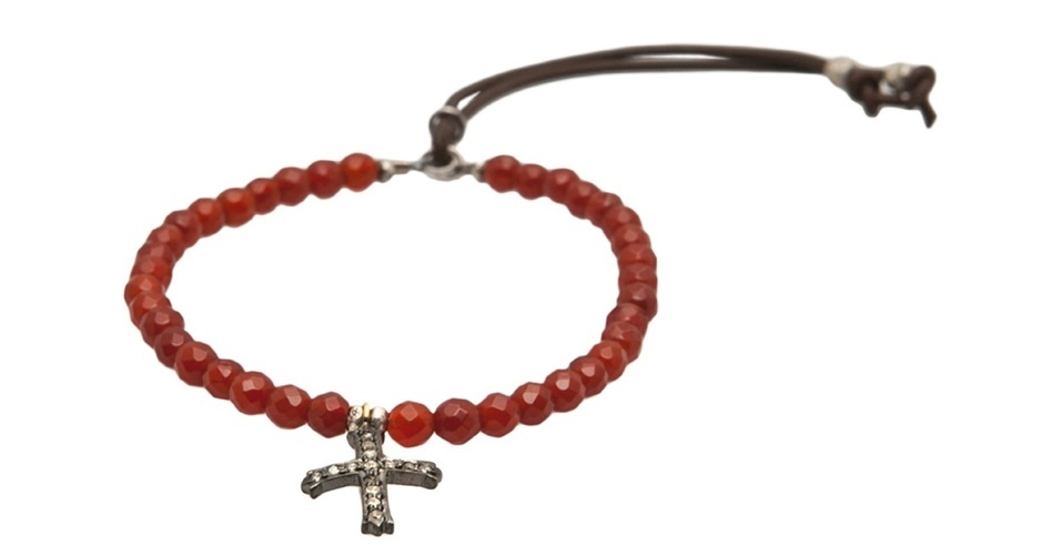 Pulseira de fios de couro com ágatas vermelhas e crucifixo cravejado de diamantes, da Catherine Michiels - Divulgação