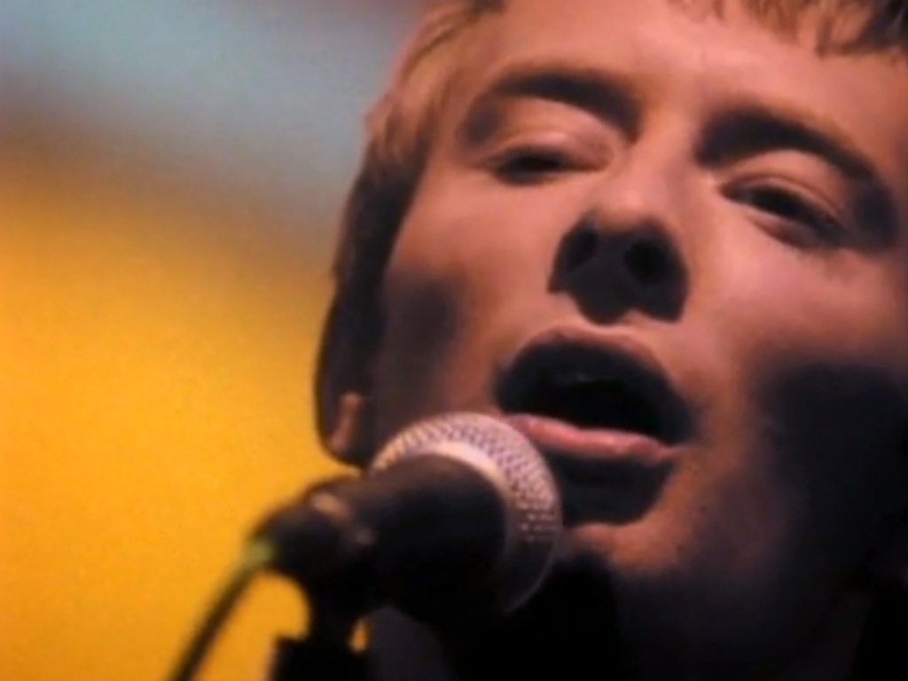 1993 - Thom Yorke canta o desgosto de ser um esquisito em "Creep", primeiro single de "Pablo Honey". A música foi a primeira da banda a alcançar o público grunge e alternativo - Reprodução/Youtube