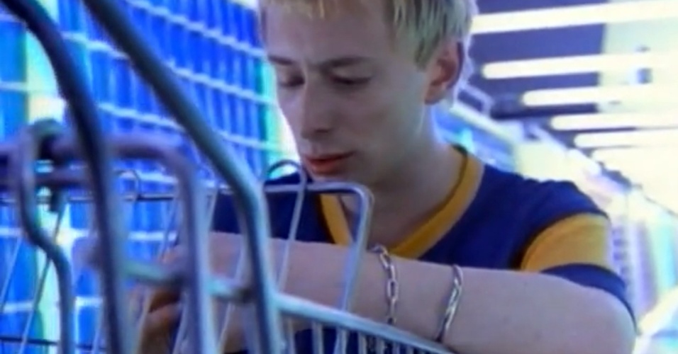 1995 - Apesar do sucesso de "Creep", foi "Fake Plastic Trees", com o vídeo emblemático que mostra Thom dentro de um carrinho de supermercado foi um marco na carreira da banda. Alguns críticos definem como a fase pós-grunge da banda - Reprodução/Youtube