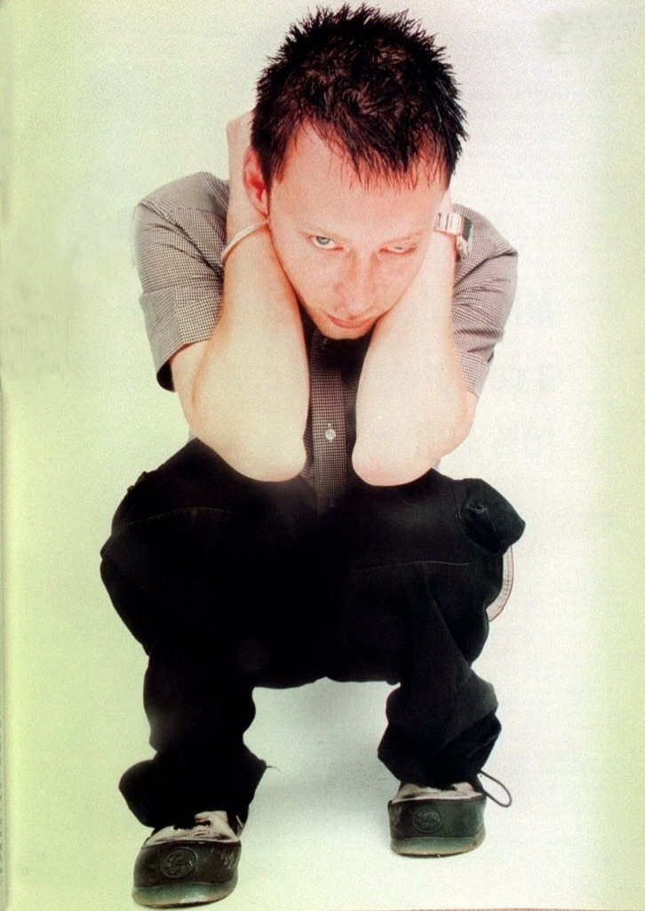 1997 - Com os cabelos ruivos, Thom Yorke posa em imagem de divulgação. Um ano depois, o músico foi convidado a emprestar sua voz ao filme "Velvet Goldmine" - Divulgação