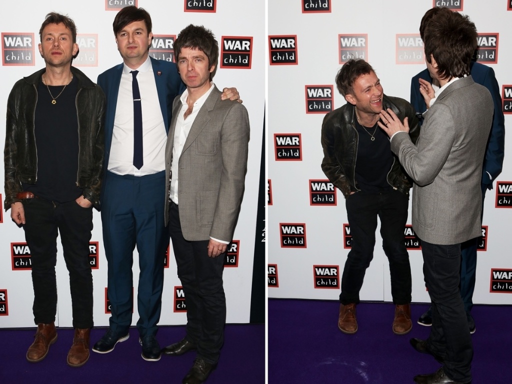 20.fev.2013 - Antigos desafetos, o vocalista do Blur Damon Albarn e o ex-Oasis Noel Gallagher conversam animadamente na sala de imprensa do Brit Awards 2013. Na premiação de 1996, Noel chegou a subiu ao palco com o irmão Liam para interromper o discurso de Damon e sua banda. Entre os dois, na primeira foto, Bem Knowles, ex-editor da revista NME - Tim Whitby/Getty Images
