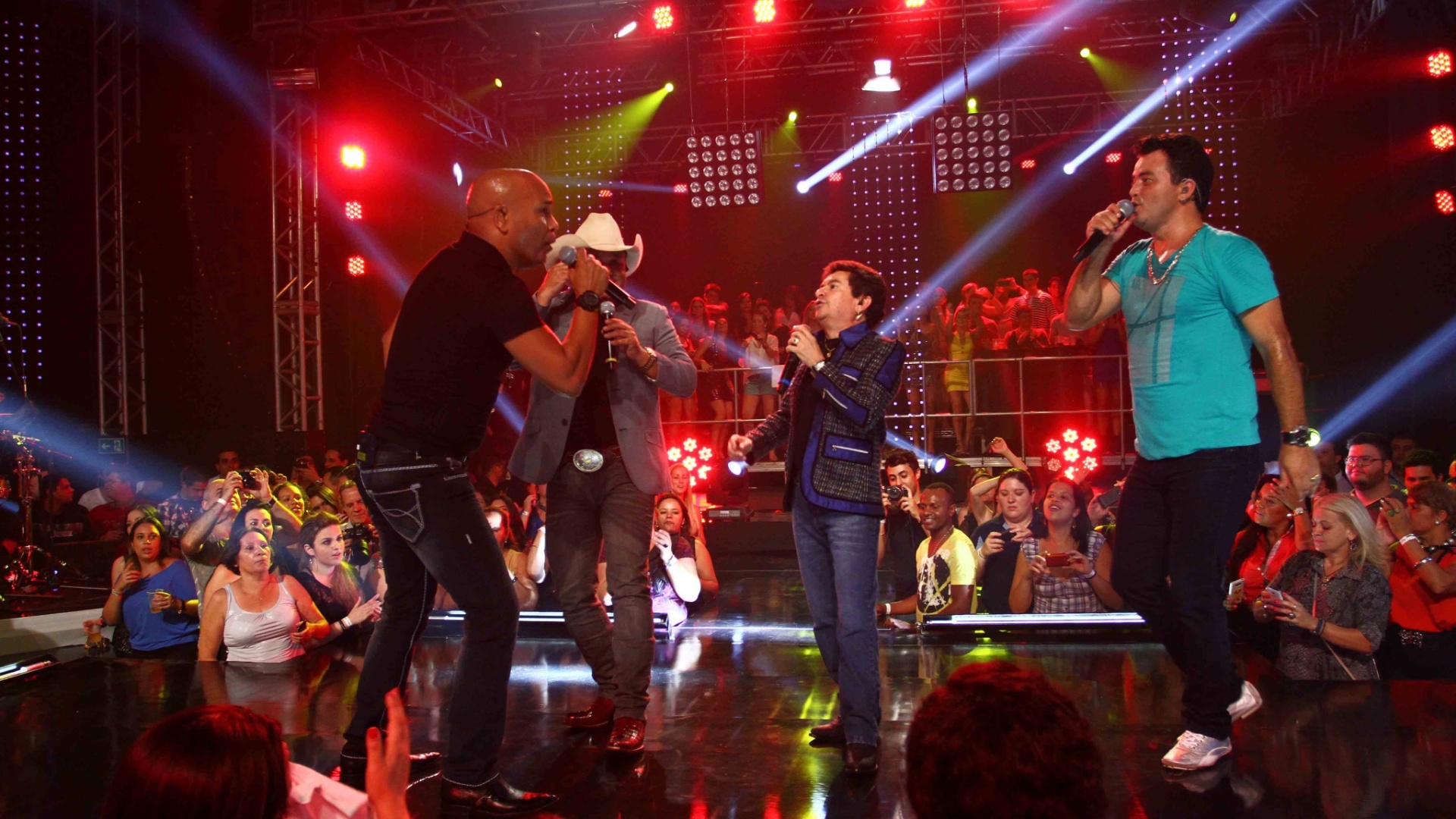 20.fev.2013 - Rick e Renner gravam "Bom de Dança", terceiro DVD da carreira da dupla. A gravação aconteceu em uma casa noturna de São Paulo e contou com a participação de outros nomes da música sertaneja. Formada desde 1983, Rick e Renner somam 17 CDs e 2DVDs, com mais de 10 milhões de cópias vendidas - Cláudio Augusto/Foto Rio News