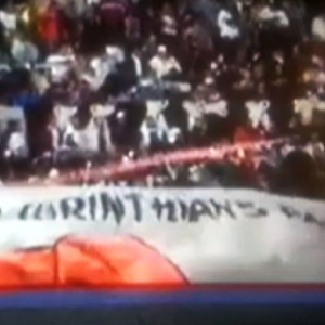 20.fev.2013 - TV boliviana flagra momento no qual torcida do Corinthians lança sinalizador em direção à torcida do San José - Reprodução