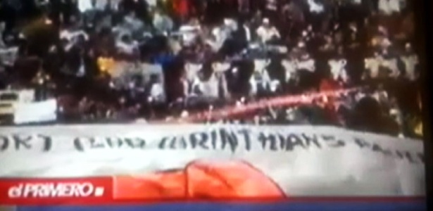 TV boliviana flagra momento no qual torcida do Corinthians lança sinalizador  - Reprodução