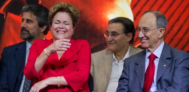 Dilma Rousseff e o presidente do PT, Rui Falcão, assistem ao discurso do ex-presidente Lula - Fernando Donasci/UOL