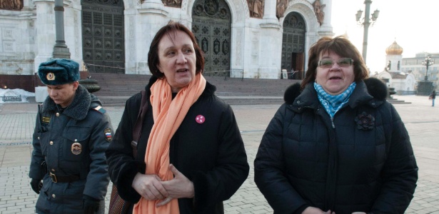 As professoras Yelena Volkova e Irina Karatsuba são detidas em frente à Catedral de Cristo Salvador de Moscou - REUTERS/Anton Stekov