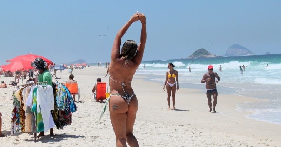 21.fev.2013 - Cristina Mortágua, ex-modelo de 43 anos, mostra boa forma em dia de praia na Barra da Tijuca, no Rio de Janeiro