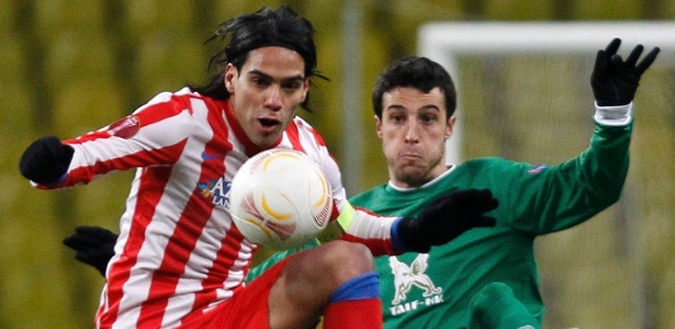 Falcao García disputa jogada com Marcano, do Rubin, durante jogo da Liga Europa - REUTERS/Maxim Shemetov 