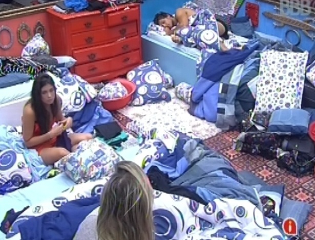21.fev.2013 - Kamilla e Fernanda acordam e planejam ir à piscina, e Eliéser dorme no fundo