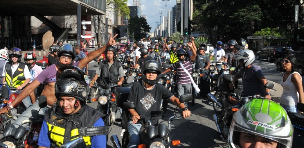 Motoboys protestam na avenida Paulista, em São Paulo (SP), na tarde desta quinta-feira (21) - J. Duran Machfee/Futura Press