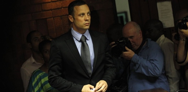 21.fev.2013 - Oscar Pistorius entra na corte de Pretória para a audiência sobre seu pedido de fiança  - REUTERS/Siphiwe Sibeko