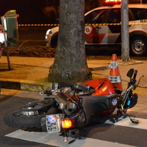 Policial estava em uma moto de luxo, parado em um cruzamento, quando dois suspeitos anunciaram o roubo - Edu Silva/Futura Press
