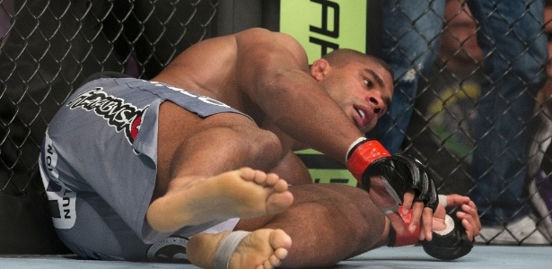 Alistair Overeem fica desnorteado após saraivada de golpes de Pezão, que o nocauteou no UFC 156 - AP