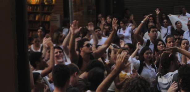 Estudantes de medicina da Gama Filho protestam em frente a Galileo Educacional  - Felipe Martins/UOL