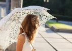 Sombrinhas ajudam noiva espantar calor em cerimônias ao ar livre - Thinkstock