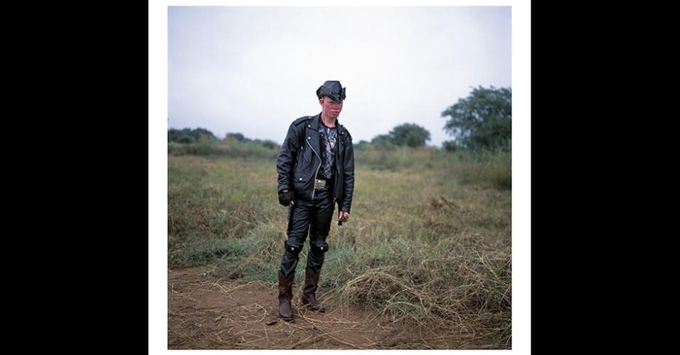 Os membros da marginalizada cultura heavy metal de Botsuana, no sul da África, são o tema do projeto fotográfico "Renegades", de autoria de Frank Marshall. As fotos estão expostas na galeria Rooke, em Johanesburgo, na África do Sul - Frank Marshall/Rooke Gallery