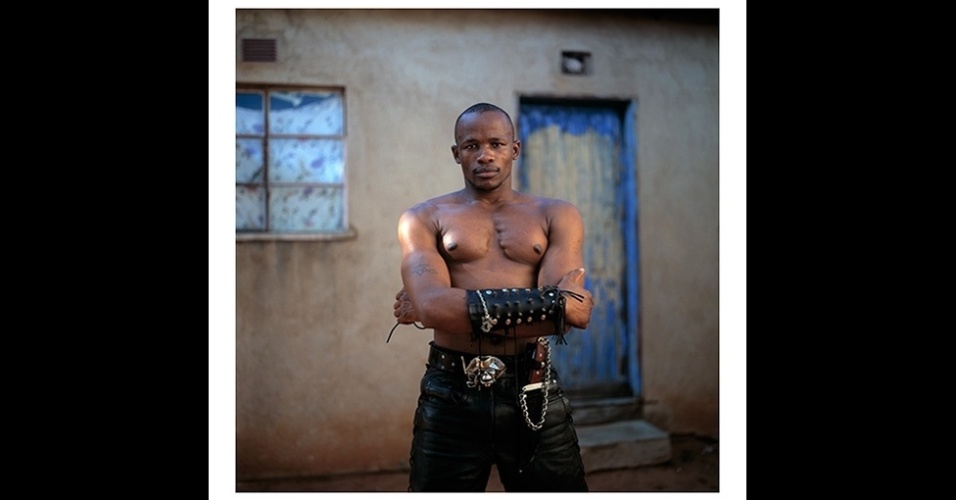 Os membros da marginalizada cultura heavy metal de Botsuana, no sul da África, são o tema do projeto fotográfico "Renegades", de autoria de Frank Marshall. As fotos estão expostas na galeria Rooke, em Johanesburgo, na África do Sul - Frank Marshall/Rooke Gallery