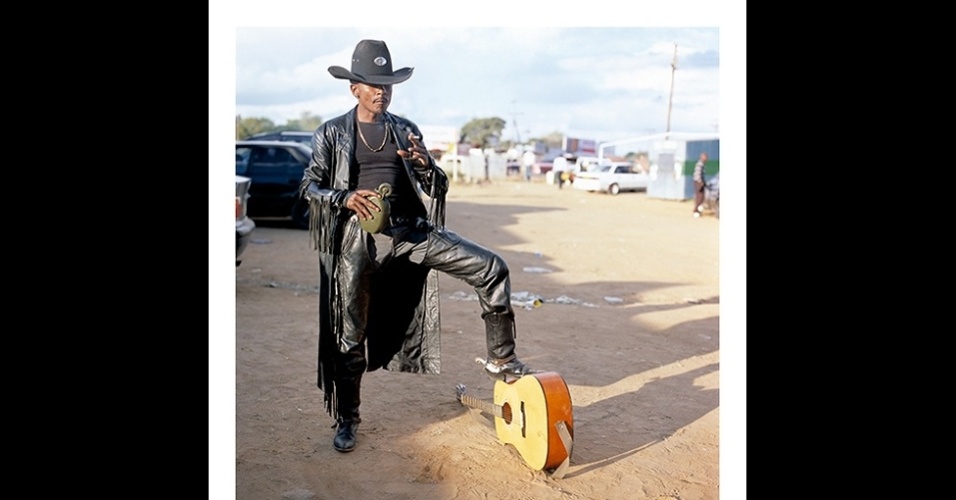 Os membros da marginalizada cultura heavy metal de Botsuana, no sul da África, são o tema do projeto fotográfico "Renegades", de autoria de Frank Marshall. As fotos estão expostas na galeria Rooke, em Johanesburgo, na África do Sul - Frank Marshall/Rooke Gallery