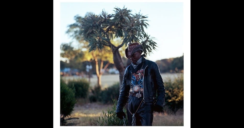 Os membros da marginalizada cultura heavy metal de Botsuana, no sul da África, são o tema do projeto fotográfico "Renegades", de autoria de Frank Marshall. As fotos estão expostas na galeria Rooke, em Johanesburgo, na África do Sul - Frank Marshall/Rooke Gallery