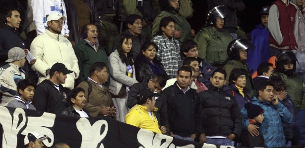 Policiais bolivianos fazem a proteção de torcedores após a morte de jovem boliviano - AP Photo/Juan Karita