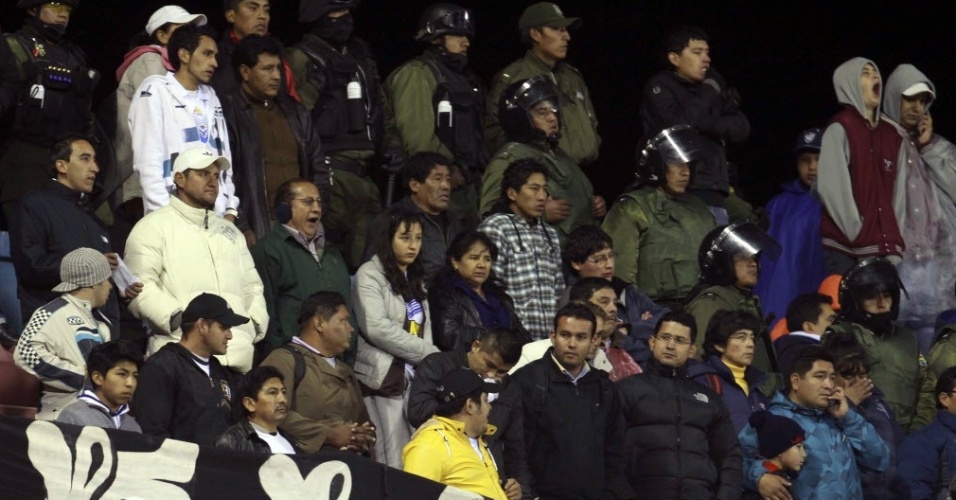 Policiais bolivianos fazem a proteção de torcedores após a morte de um jovem de 14 anos durante a partida entre San José e Corinthians, pela Copa Libertadores - AP Photo/Juan Karita