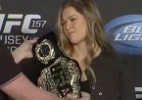 Campeã do UFC sem lutar, Ronda recusa cinturão, mas Dana a convence a segurá-lo para fotos