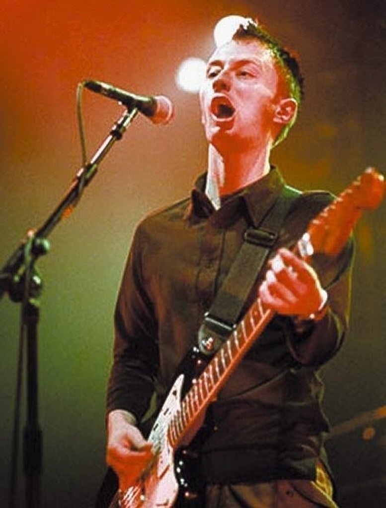 Thom Yorke em show com o Radiohead no início da década de 90. O último álbum da banda é o experimental "The King Of Limbs", de 2011 - Virgin/Divulgação