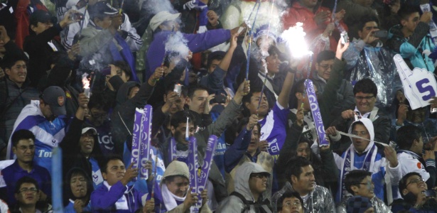 Torcedores do San José também usaram sinalizadores durante jogo com o Corinthians - AP Photo/Juan Karita