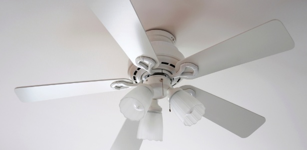 Se a intenção é diminuir o peso visual do ventilador, uma dica é pintar o teto na mesma cor do aparelho - Getty Images