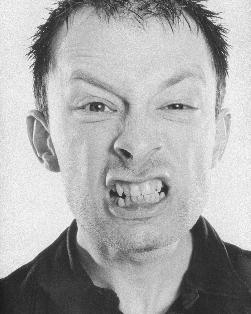 Yorke faz careta pra câmera em imagem de divulgação. O músico nasceu Thomas Edward Yorke em Northamptonshire, no norte da Inglaterra, no dia 7 de outubro de 1968 - Divulgação