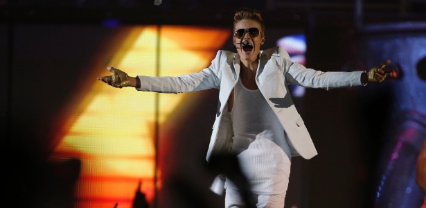 Justin Bieber se apresenta no Manchester Arena, em Manchester, norte da Inglaterra. O cantor teen surgiu no palco "voando", amparado por enormes asas com detalhes de guitarras