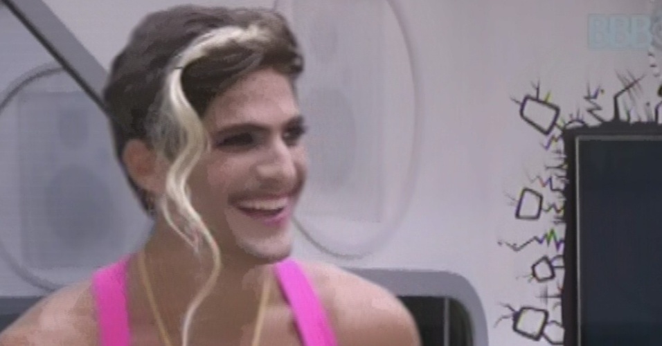 22.fev.2013 - André confere visual com mecha de cabelo loiro colocada por Fernanda