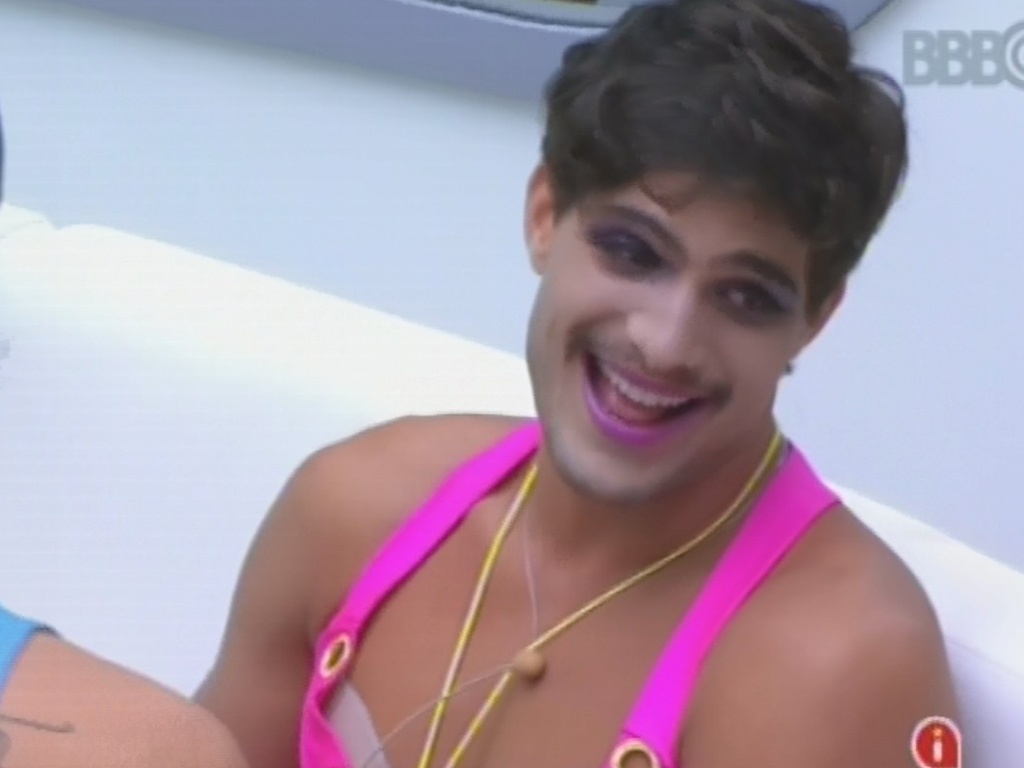22.fev.2013 - André mostra maquiagem feita por Fernanda para a festa do 