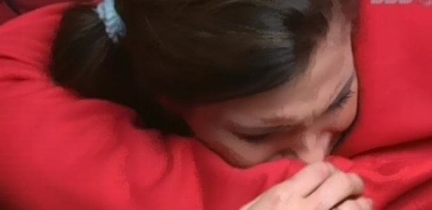 22.fev.2013 - Fani abraça e tenta consolar Kamilla dentro da despensa, onde as duas conversam