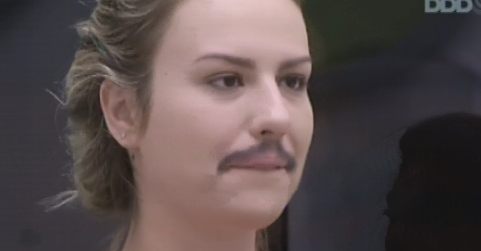 22.fev.2013 - Fernanda mostra bigode que fez para parecer com André