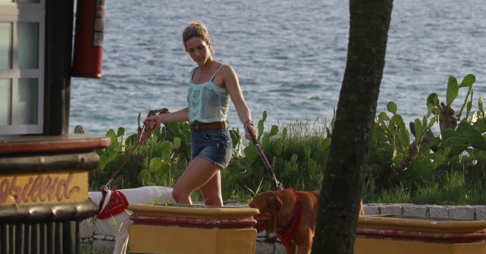22.fev.2013 - Giovanna Ewbank gravou um comercial na orla da praia da Barra da Tijuca, na zona oeste do Rio. A atriz contou com a companhia de dois cachorros