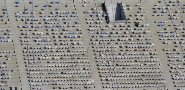 Cadeiras são instaladas no estádio Maracanã; reforma deverá ser concluída em abril
