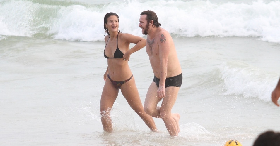 22.fev.2013 - O cantor Otto curtiu praia com a namorada, Amanda Lira, no Arpoador, zona oeste do Rio