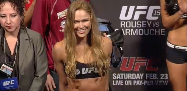 Ronda Rousey sorri ao subir na balança para sua estreia no UFC, na edição 157, em Anaheim - Reprodução