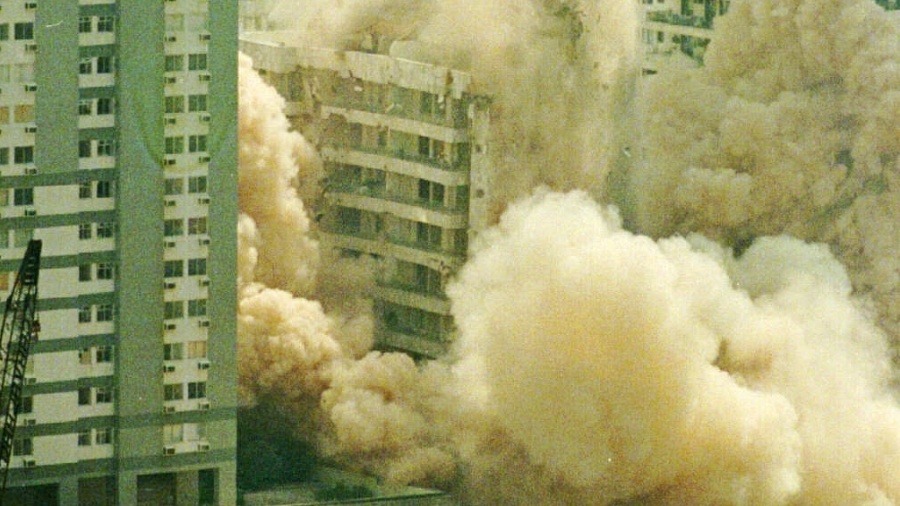28.fev.1998 - Implosão do que sobrou do primeiro desmoronamento do edifício Palace 2, no Rio de Janeiro - Patrícia Santos/Folha Imagem