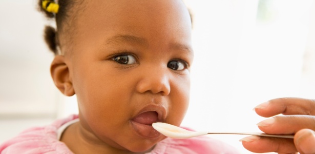 O ideal é amassar os alimentos com o garfo e não bater no liquidificador: o bebê precisa treinar a mastigação - Thinkstock