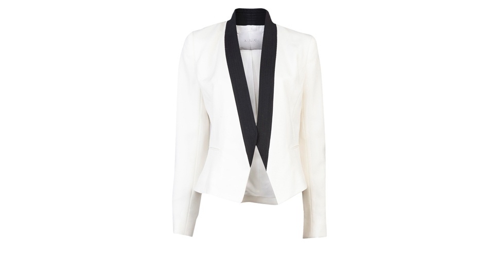 Blazer branco com lapela preta; R$ 2.680, da A.L.C, na Farfetch (www.farfetch.com.br). Preços pesquisados em fevereiro de 2013 e sujeitos a alterações - Divulgação