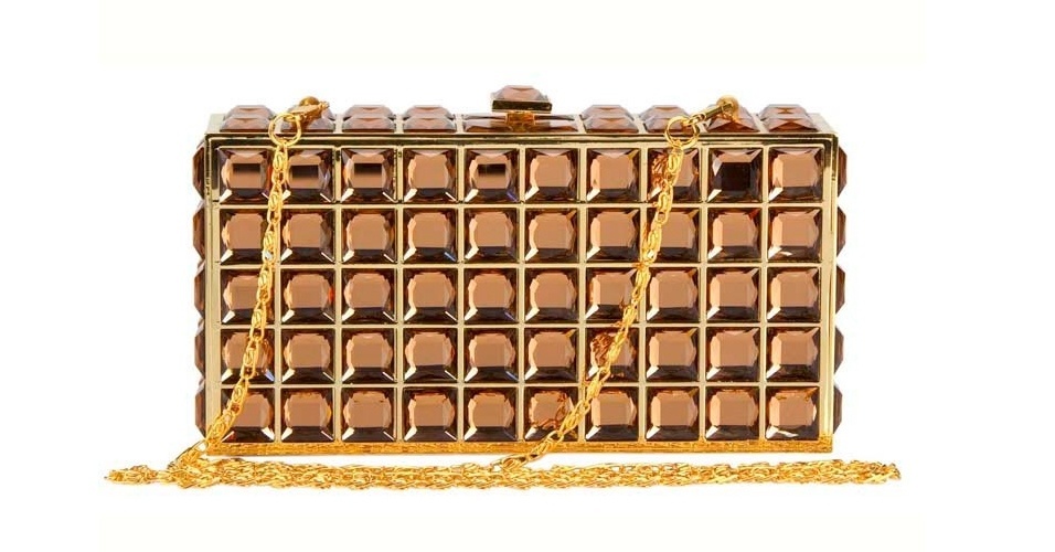 Bolsa da Joy Code bronze em metal com aplicação de pedras e estrutura retangular, acompanha alça de ombro destacável; R$ 224,99, na Le Postiche (www.lepostiche.com.br) Preço pesquisado em fevereiro de 2013 e sujeito a alterações - Divulgação