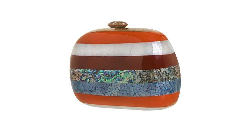 Bolsa da Serpui Marie feita em resina com recortes em tiras de madrepérola e forro em jacquard; R$ 1.806, na Dafiti (www.dafiti.com.br) Preço pesquisado em fevereiro de 2013 e sujeito a alterações - Divulgação