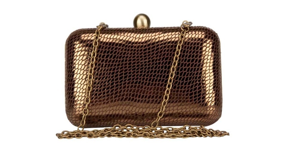 Bolsa de festa estruturada com superfície na cor bronze; R$ 99,99, na Le Postiche (www.lepostiche.com.br) Preço pesquisado em fevereiro de 2013 e sujeito a alterações - Divulgação